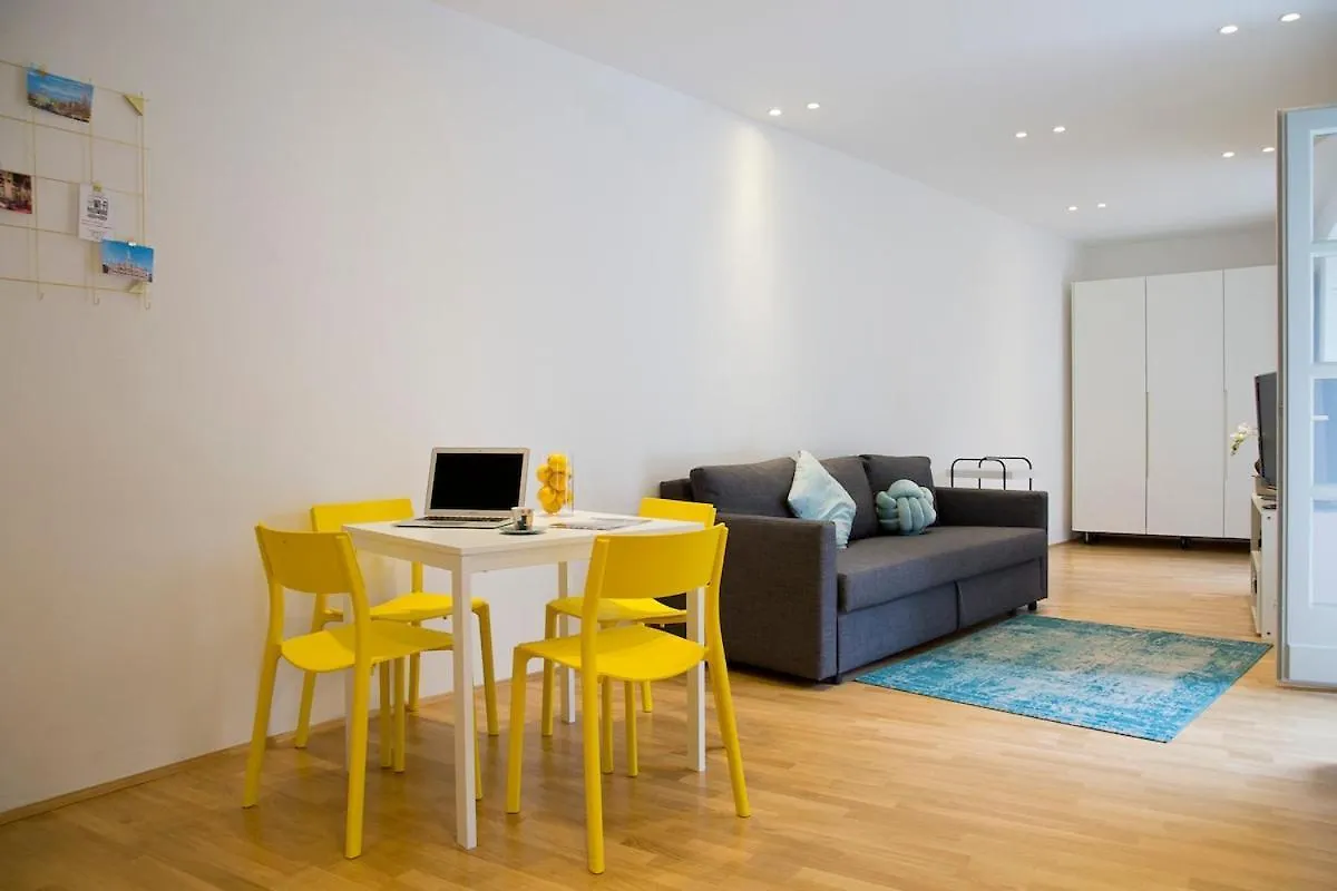 Stylish 1-Bedroom Apartment By Rochusmarkt Walk To The City Center Wenen