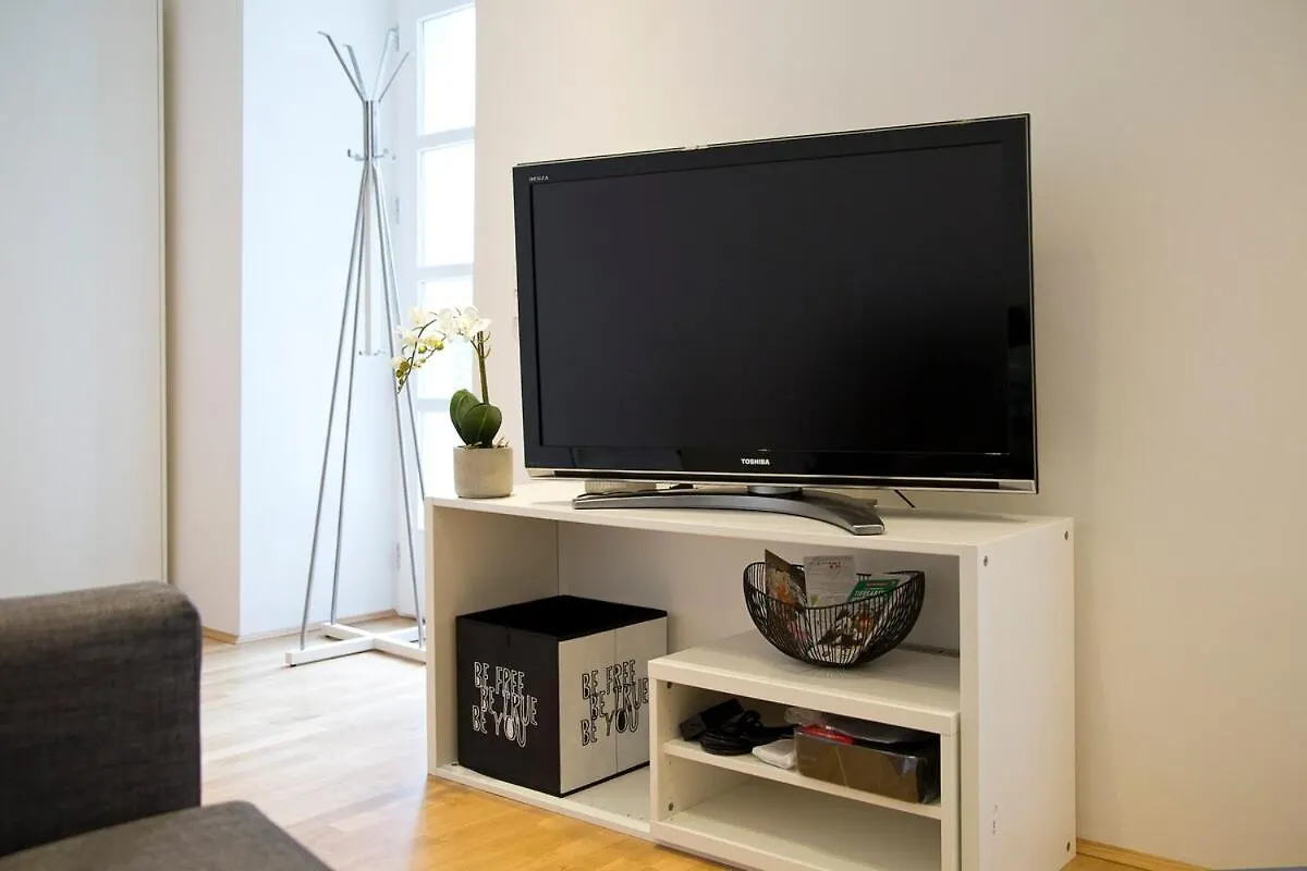 Stylish 1-Bedroom Apartment By Rochusmarkt Walk To The City Center Wenen