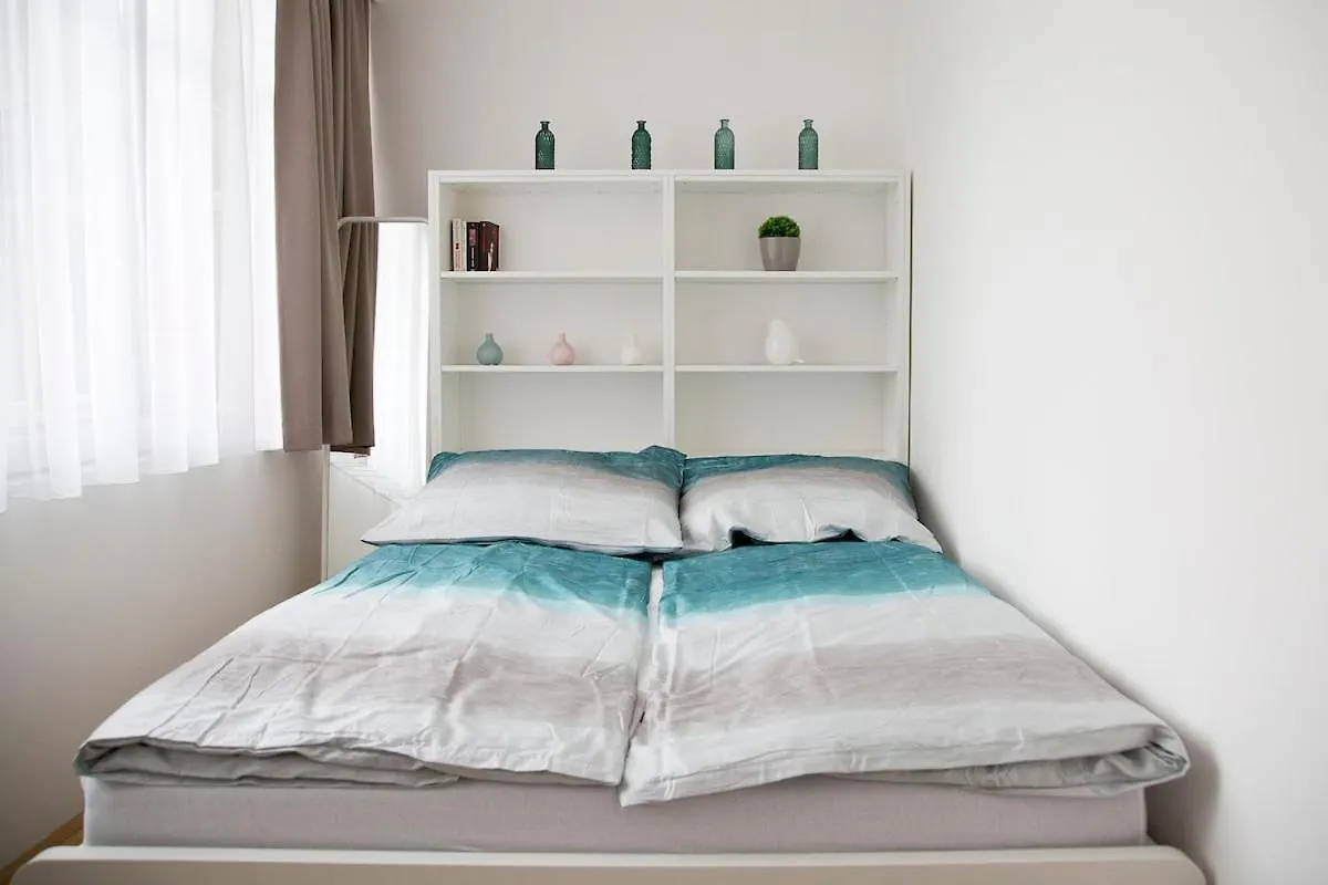 Stylish 1-Bedroom Apartment By Rochusmarkt Walk To The City Center Wenen