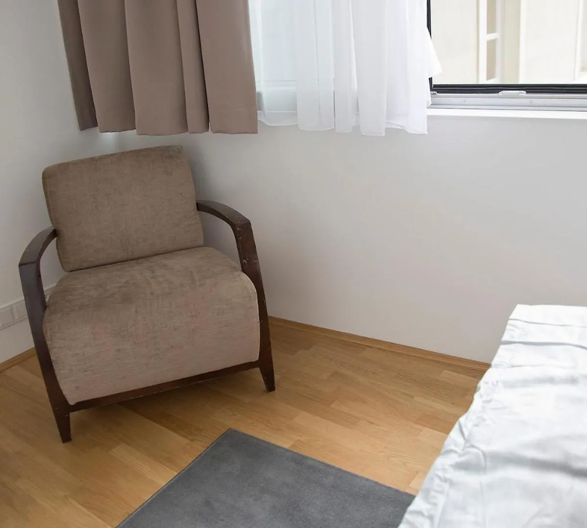 Stylish 1-Bedroom Apartment By Rochusmarkt Walk To The City Center Wenen