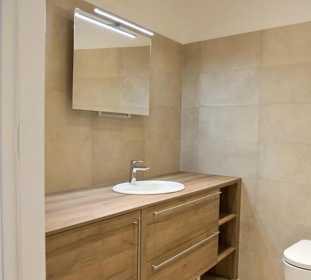 Stylish 1-Bedroom Apartment By Rochusmarkt Walk To The City Center Wenen